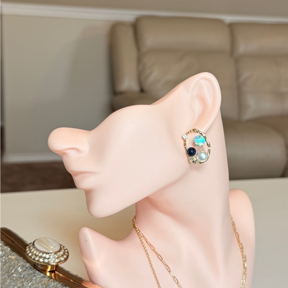 ⚜️ Elegant Gold and Blue Gemstone Earrings - Picture 3 of 8